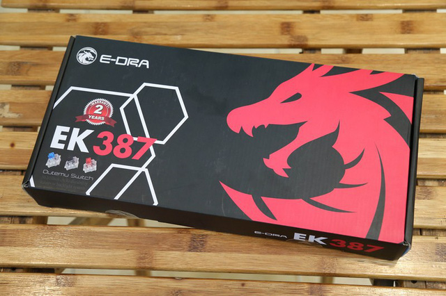 Vỏ hộp khá truyền thống của E-Dra với hình con rồng đỏ, sản phẩm EK387 có 3 switch cơ bản blue, brown và red switch cho game thủ lựa chọn.